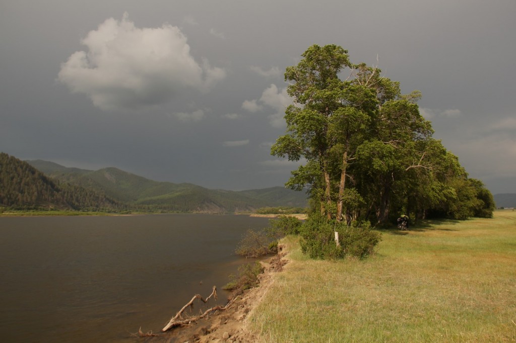 Le long de la rivière qui se jette dans le Baïkal