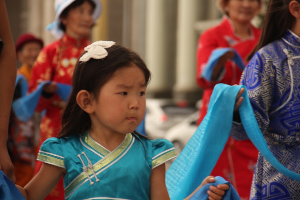 Jeunes en costume traditionnel lors d'une parade