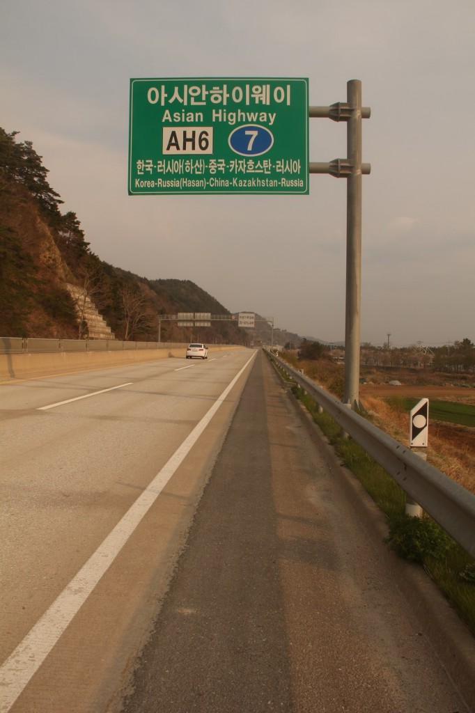 Une route qui traverse l'Asie