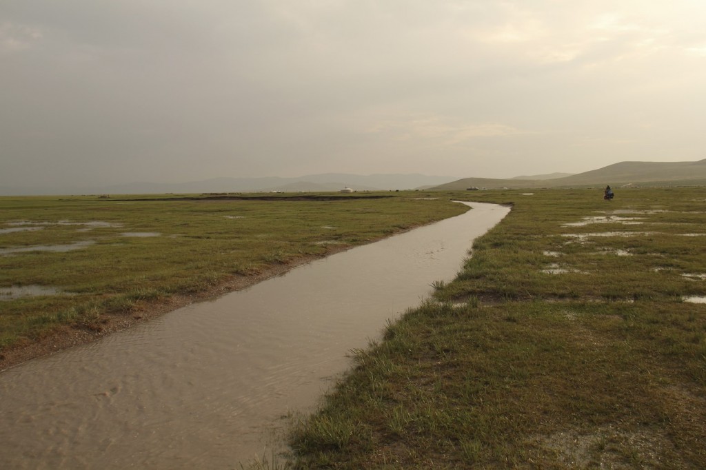 Quand la route se transforme en rivière après l'orage