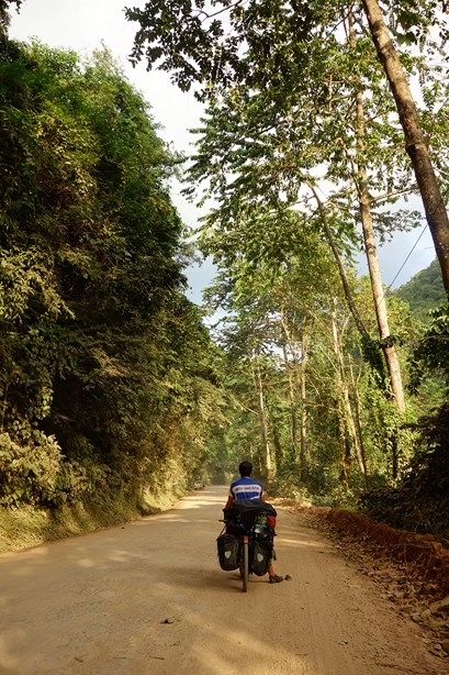Certain bout ne sont pas asphalté, mais c'est avec plaisir que nous grimpons dans cette jungle et sur ces petites routes